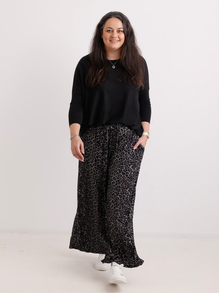 Jersey Marlene-Hose JONAS.S – Viskose-Mix – Leo-Muster – Gr. 38-48