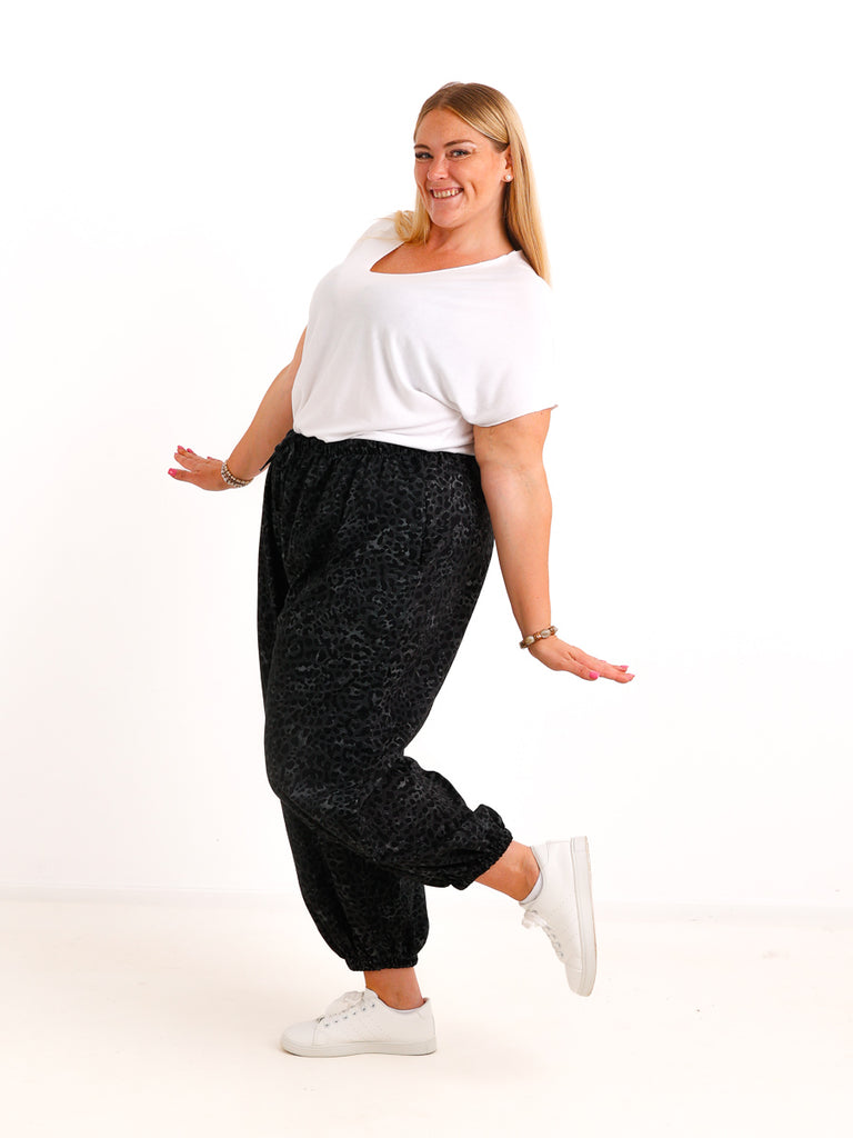 Curvy  Ballonhose TAVELL– Leo-Look mit lässiger Ballon-Silhouette – Gr. 46–56