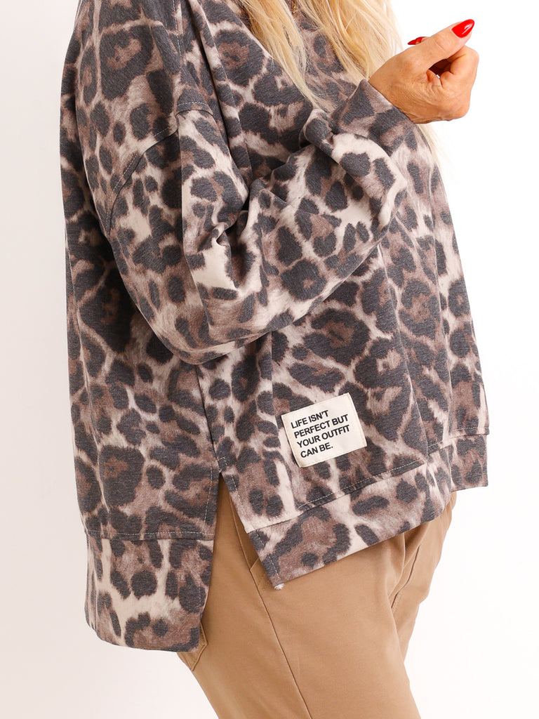 Oversize Sweatshirt NELORA – Allover-Print mit Patch-Details – Gr. 38–44