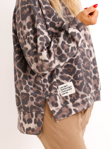 Oversize Sweatshirt NELORA – Allover-Print mit Patch-Details – Gr. 38–44
