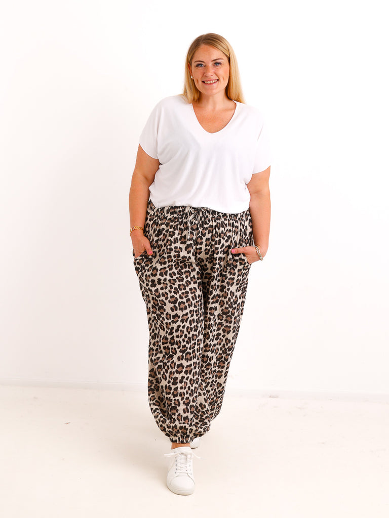 Curvy Size Musselin-Ballonhose CHRIS – LEO-Design aus Baumwolle – Gr. 44–54