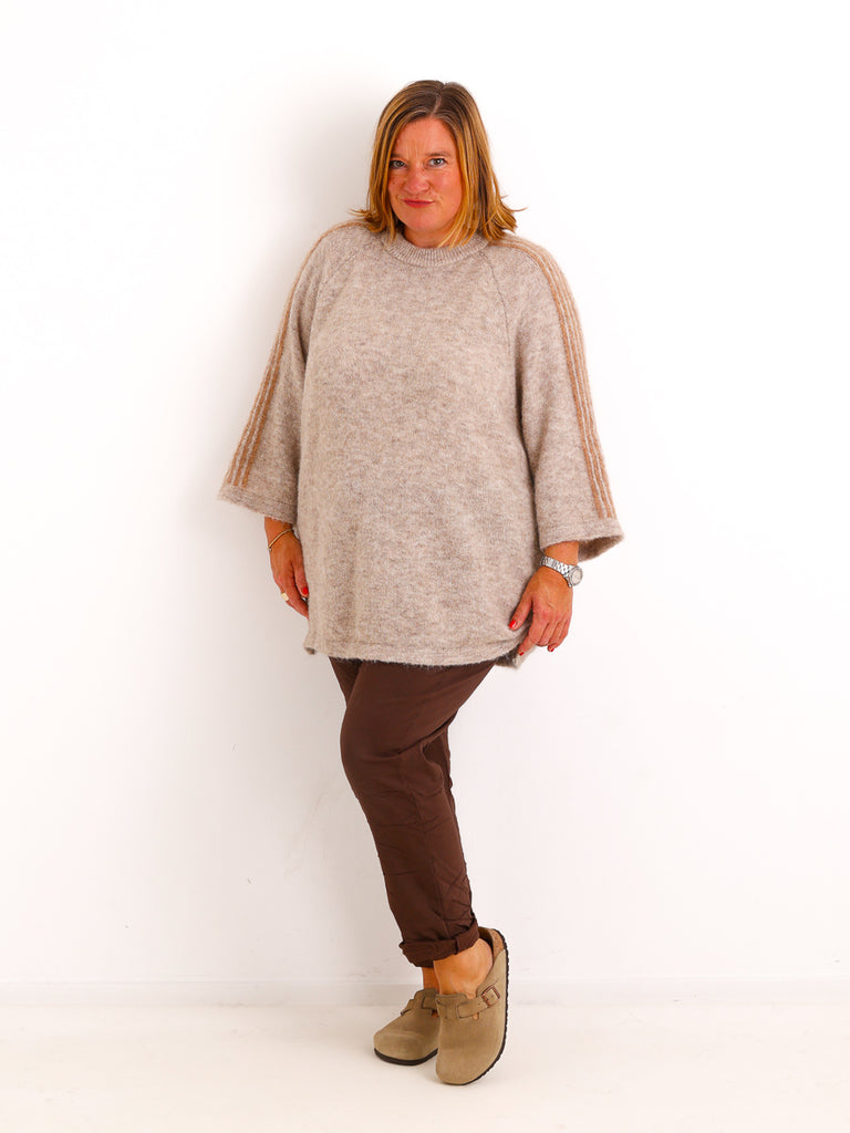 Curvy Size Pullover LUNELL – Extra langer Schnitt mit besonderen Ärmeldetails – Gr. 42–48