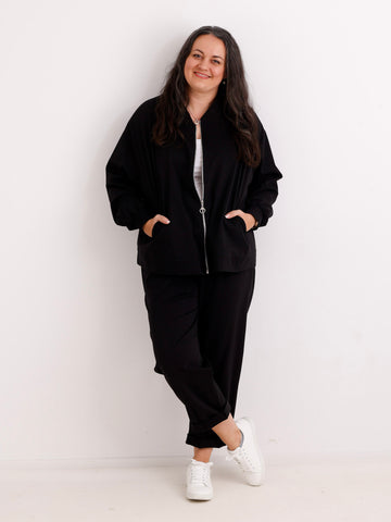 Curvy Jersey-Zweiteiler LANA.S – Bomberjacke & Utility-Hose – Gr. 42-48/50