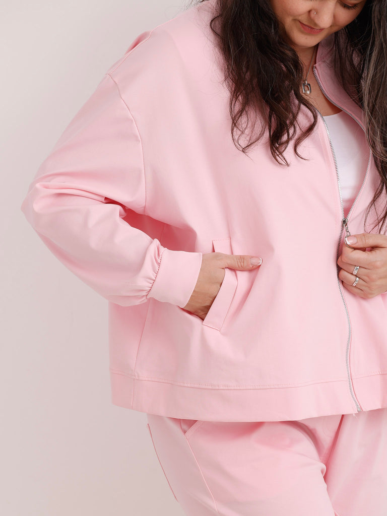 Curvy Jersey-Zweiteiler LANA.S – Bomberjacke & Utility-Hose – Gr. 42-48/50