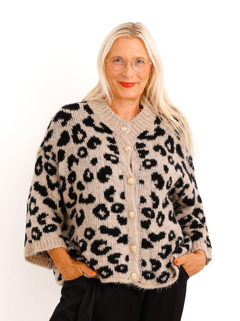 Cardigan LAVENI – Leo-Print mit edlen goldfarbenen Knöpfen – Gr. 36–44