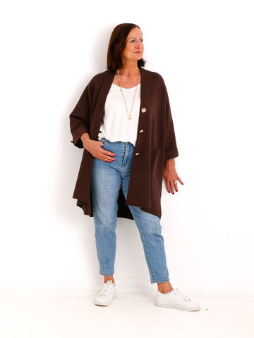 Oversize Strickjacke DORO.S – Lange Feinstrickjacke mit goldenen Schmuckknöpfen – Gr. 38–48